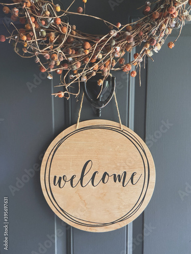 Cuadro en lienzo Vertical shot of a wreath with welcome text on front door