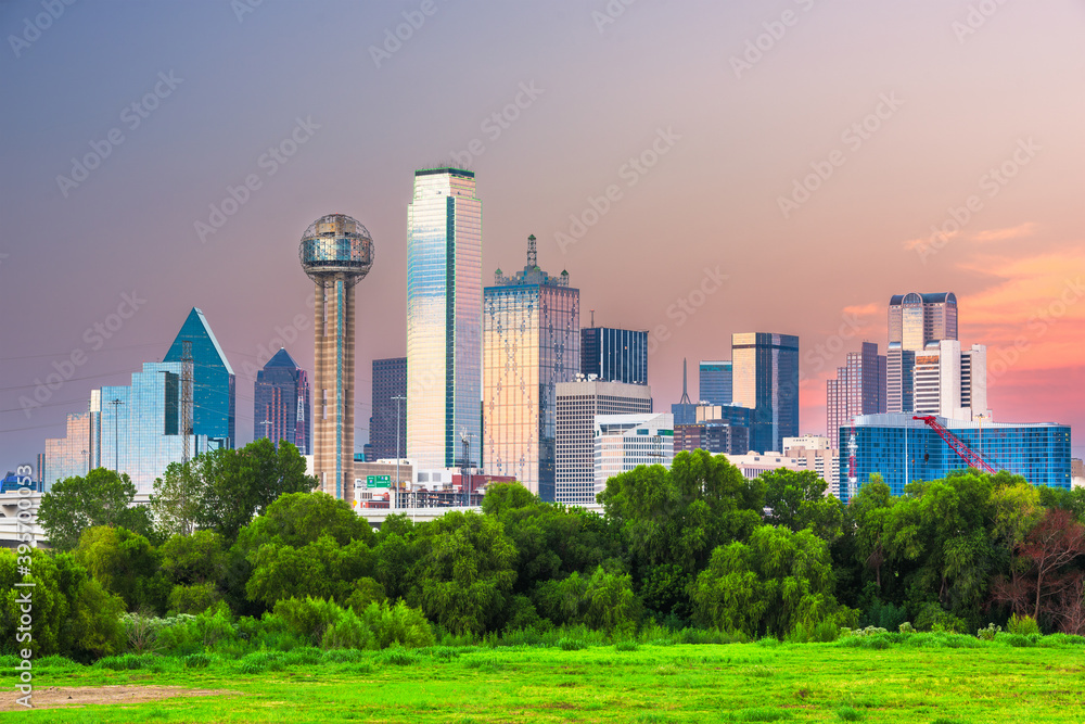 Fototapeta premium Dallas, Texas, USA downtown city skyline at dusk.