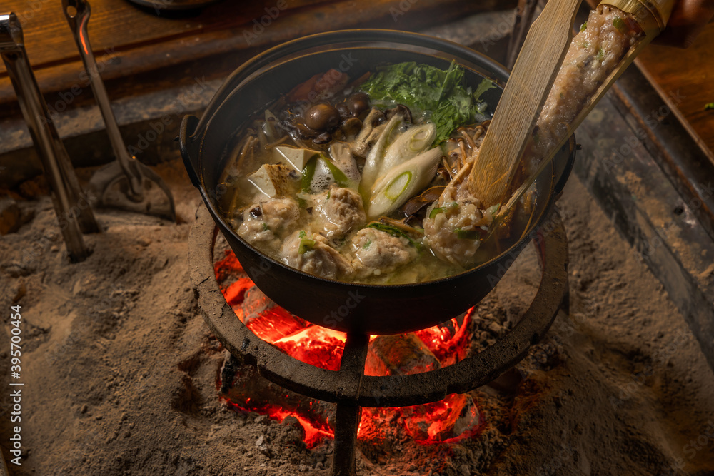 囲炉裏でなべ料理　Chicken hot pot made in Japanese hearth