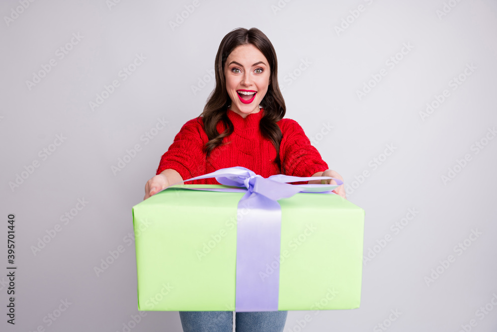 Photo portrait of happy surprised woman receiving girl for new year cheerful red sweater isolated on pastel grey color background Photo portrait of happy surprised woman receiving girl for new year cheerful red sweater isolated on pastel grey color background