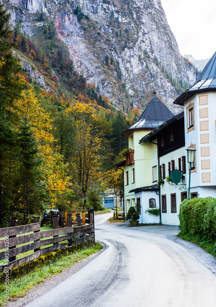 Obraz premium Traditional village house in Hallstatt, Salzburg.