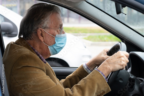 Portrait of an elder car driver wearing medical mask to prevent coronavirus infection © lolly66