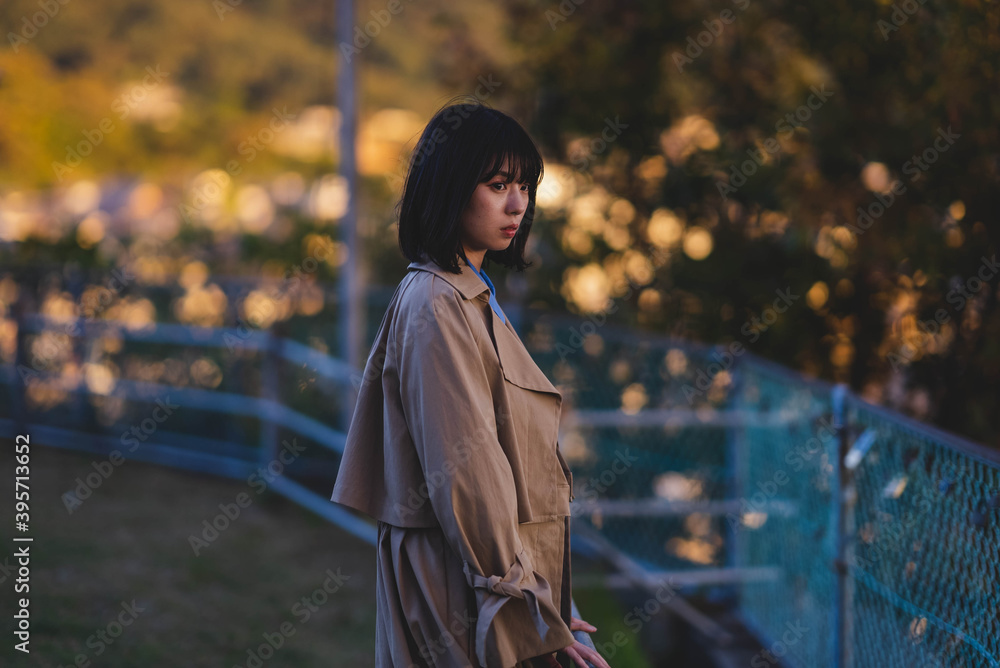 夕暮れの海の街にいる女性 夕暮れの海の街にいる女性