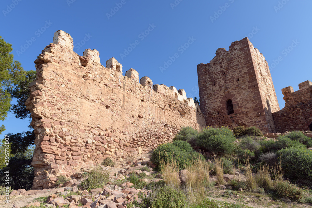 Ruinas del castillo de Serra bajo un cielo azul, en la provincia de Valencia. Comunidad Valenciana. España. Europa
