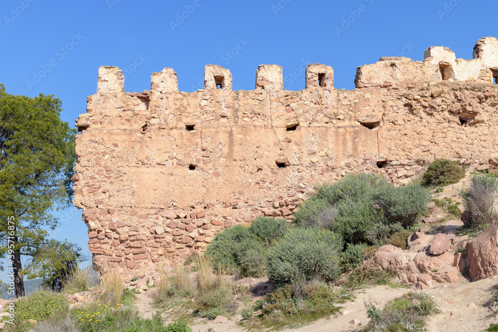 Ruinas del castillo de Serra bajo un cielo azul, en la provincia de Valencia. Comunidad Valenciana. España. Europa