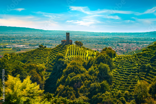 Foto Prosecco Hills, vineyards and San Lorenzo church