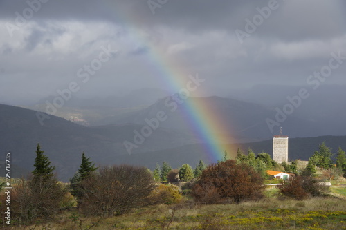 Village de Prats de Sournia dans les Pyrénées Orientales du fenouillèdes avec son clocher et arc en ciel sous l'orage de pluie