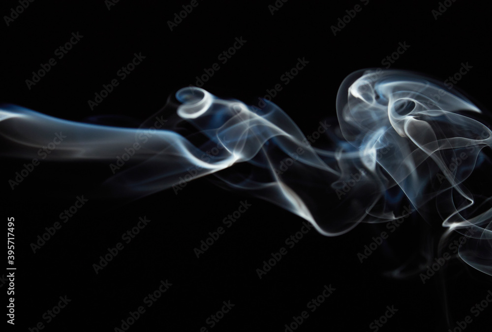 Obraz premium White natural steam smoke effect on solid black background with abstract blur motion wave swirl use for overlay in pollution, vapor cigarette, gas, dry ice, warm hot food, boil water smoke concepts