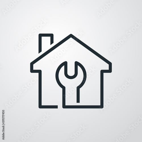 Logotipo con herramienta llave en contorno de casa con lineas en fondo gris
