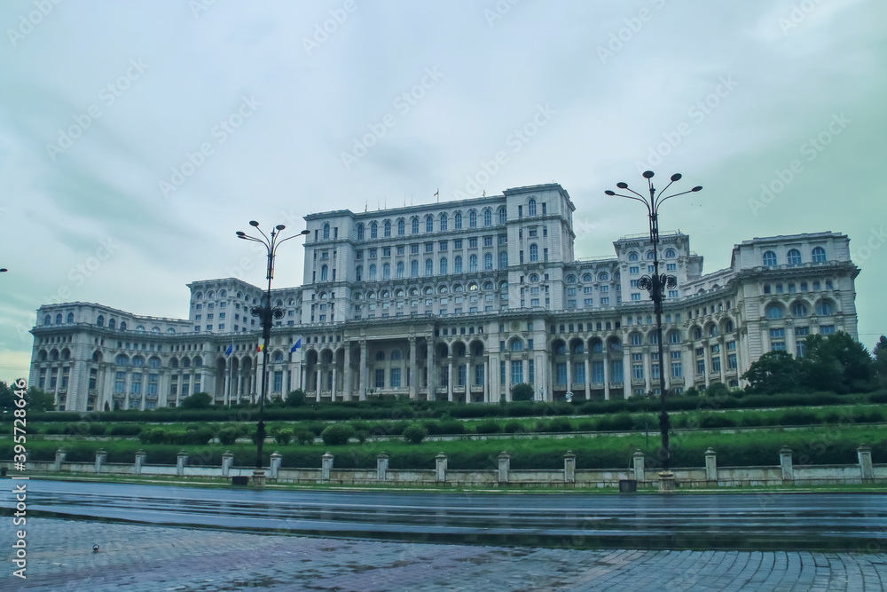 El Palacio del Parlamento desde el bulevar de la Unificación, una de las calles centrales de Bucarest. Fachada del palacio en un día lluvioso de verano.