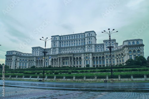 El Palacio del Parlamento desde el bulevar de la Unificación, una de las calles centrales de Bucarest. Fachada del palacio en un día lluvioso de verano.