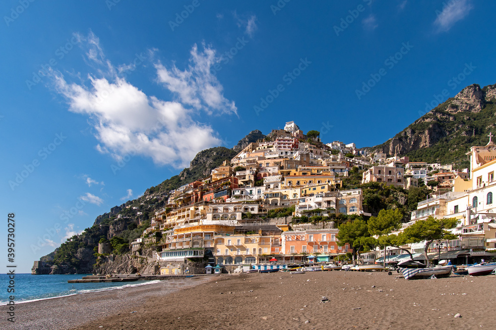 Blick auf den Strand und die Häuser von Positano an der Amalfiküste in Kampanien, Italien