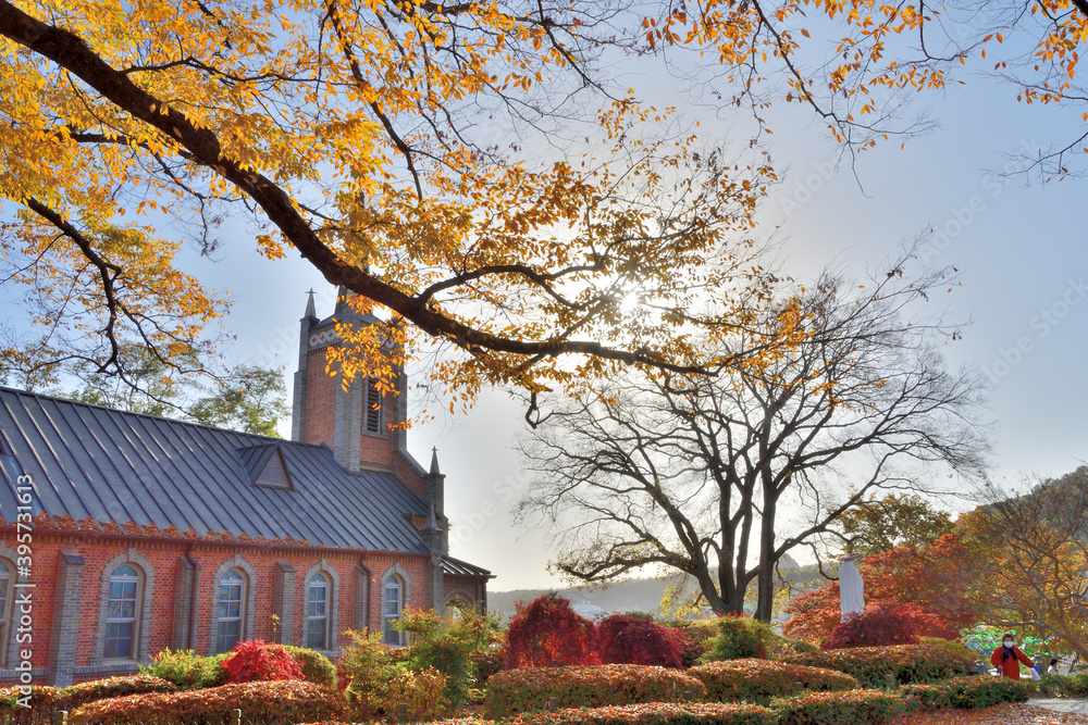 가을속 교회 풍경