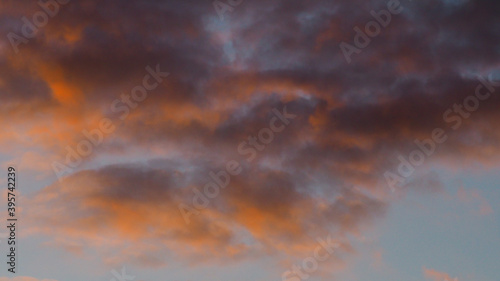 Magnifiques teintes orangées observées sous des cumulus fractus, pendant le coucher du soleil