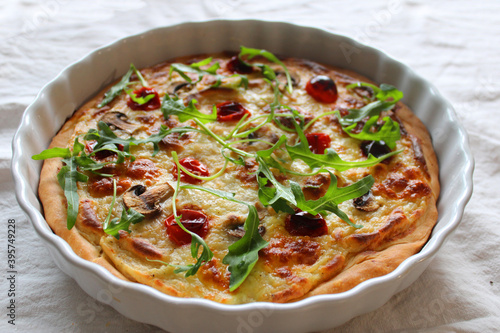 Pizza sauce blanche, mozzarella, tomates cerises et roquette