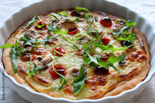 Pizza sauce blanche, mozzarella, tomates cerises et roquette