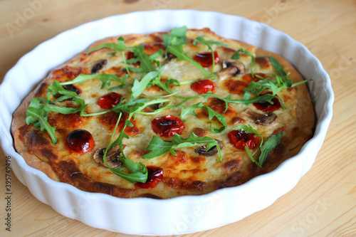 Pizza sauce blanche, mozzarella, tomates cerises et roquette