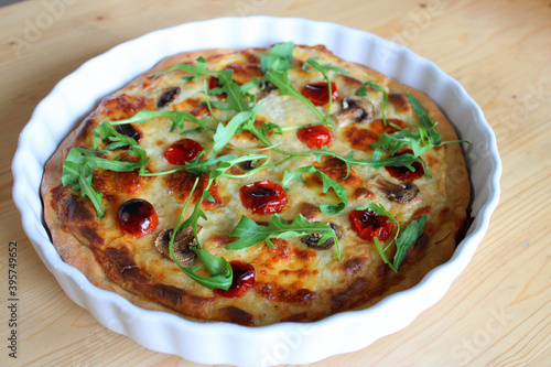 Pizza sauce blanche, mozzarella, tomates cerises et roquette