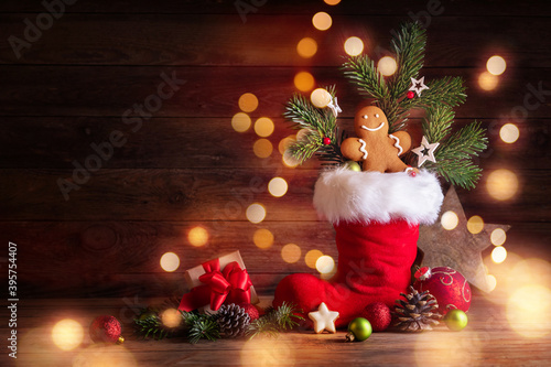 Foto Nikolaus  -  Santa´s Boot -  Christmas decoration with gingerbread man on rustic