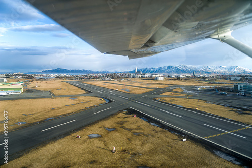 Wallpaper Mural Flughafen in Reykjavik mit Blick auf Kirche Torontodigital.ca