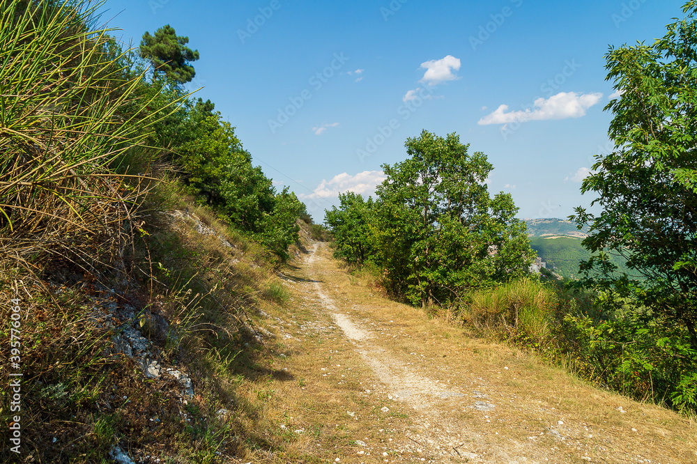 Vista lungo il sentiero 109AG da Poggio San Romualdo a Castelletta nelle Marche