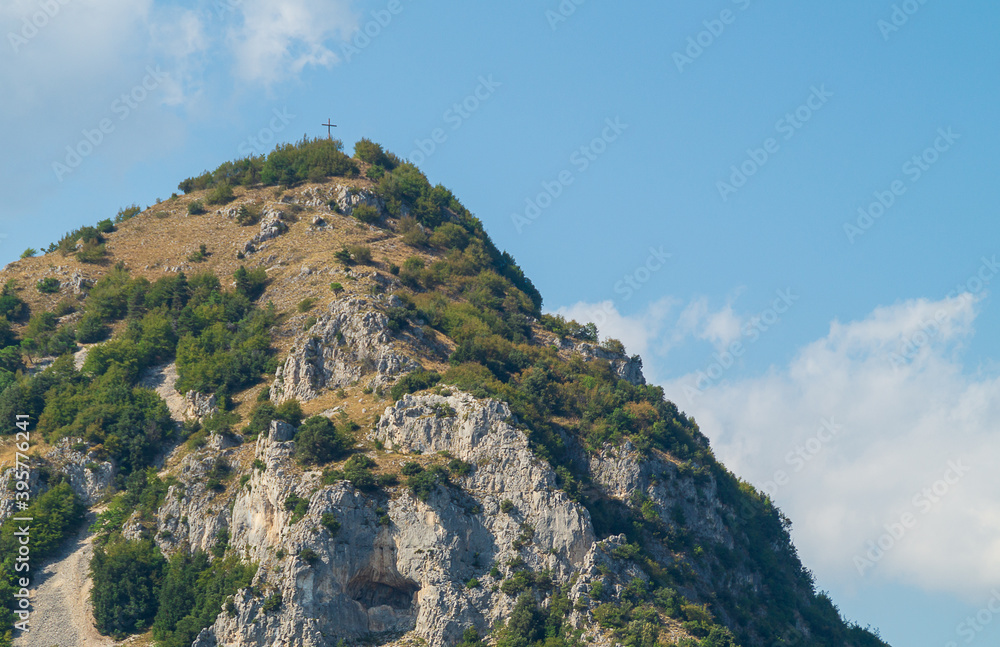 Monte revellone visto dal sentiero 109AG nelle Marche in Italia