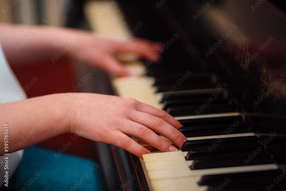 Obraz premium playing the piano