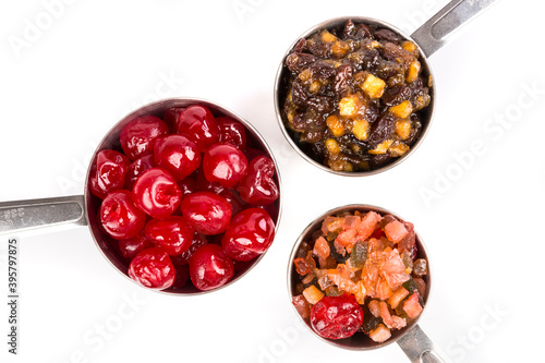 Foto Close up silver measuring cups containing maraschino cherries, mincemeat, and fr