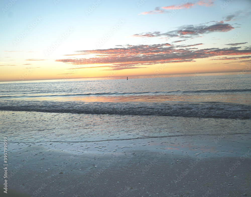 Fototapeta premium Sunset over the Gulf of Mexico with brilliant cloud color