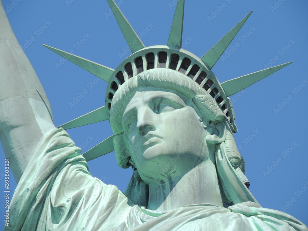 Obraz premium Estátua da liberdade vista do Ferry e close up. Dia ensolarado em Nova York EUA. View from the ferry in New York City - NY - USA. Statue of liberty