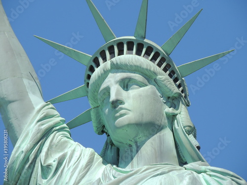 Estátua da liberdade vista do Ferry e close up. Dia ensolarado em Nova York EUA. View from the ferry in New York City - NY - USA. Statue of liberty