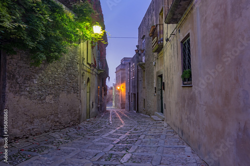 Foto Un vicolo caratteristico del borgo medievale di Erice al calar della sera, Sicil