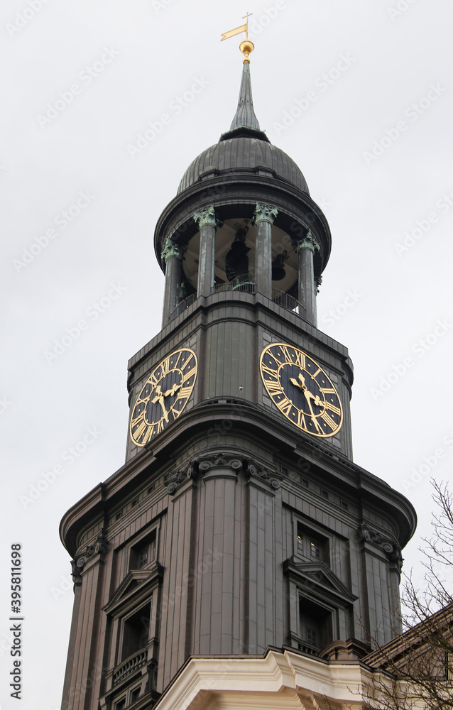 Obraz premium Hauptkirche St. Michaelis in der Hansestadt Hamburg. Hansestadt Hamburg, Deutschland, Europa - Main church St. Michaelis in the Hanseatic city of Hamburg. Hanseatic City, Germany, Europe