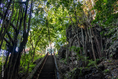 Escalier vers une grotte à Phnom Sampeau, Cambodge