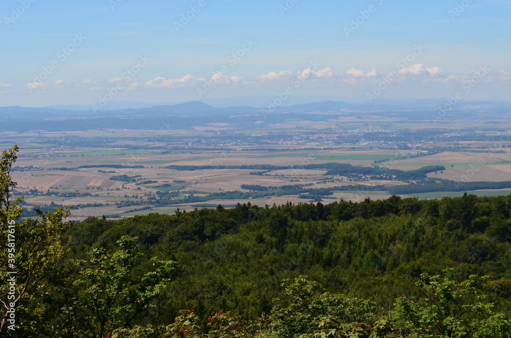 Widok ze szczytu góry Ślęża w kierunku Wrocławia w pogodny dzień latem