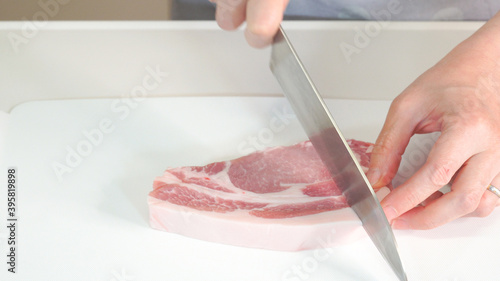 豚カツの下ごしらえ　包丁での筋切り