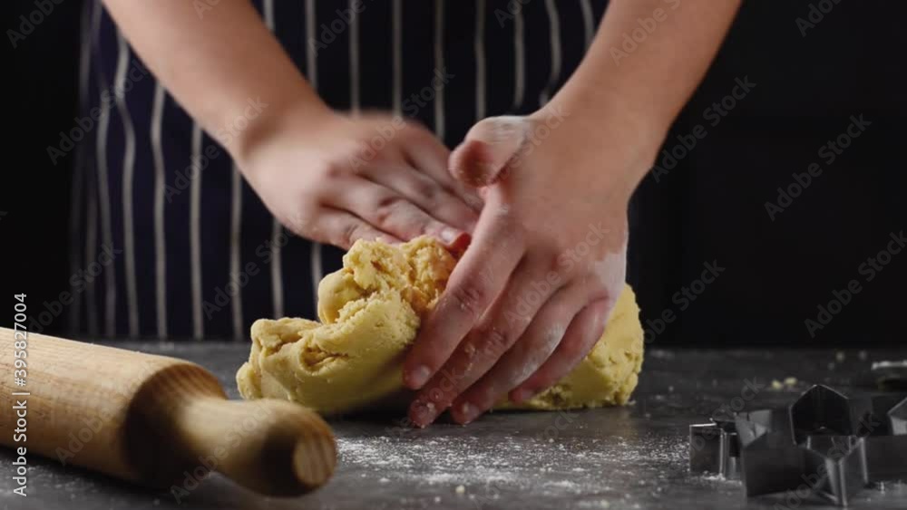 manos de mujer preparando masa de galletas de navidad