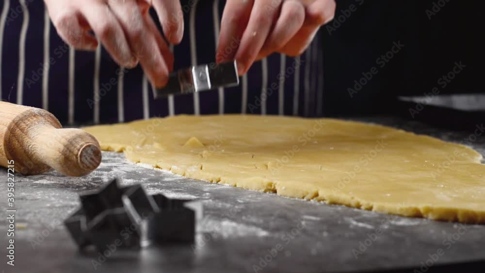 manos de mujer preparando masa de galletas de navidad
