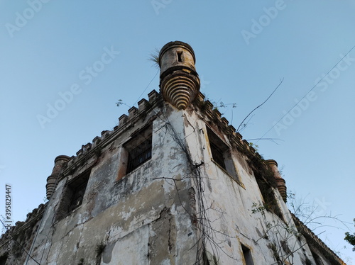 Vista exterior de los restos de una prisión para hombres, construida en 1870, donde vemos la torre de vigilancia.