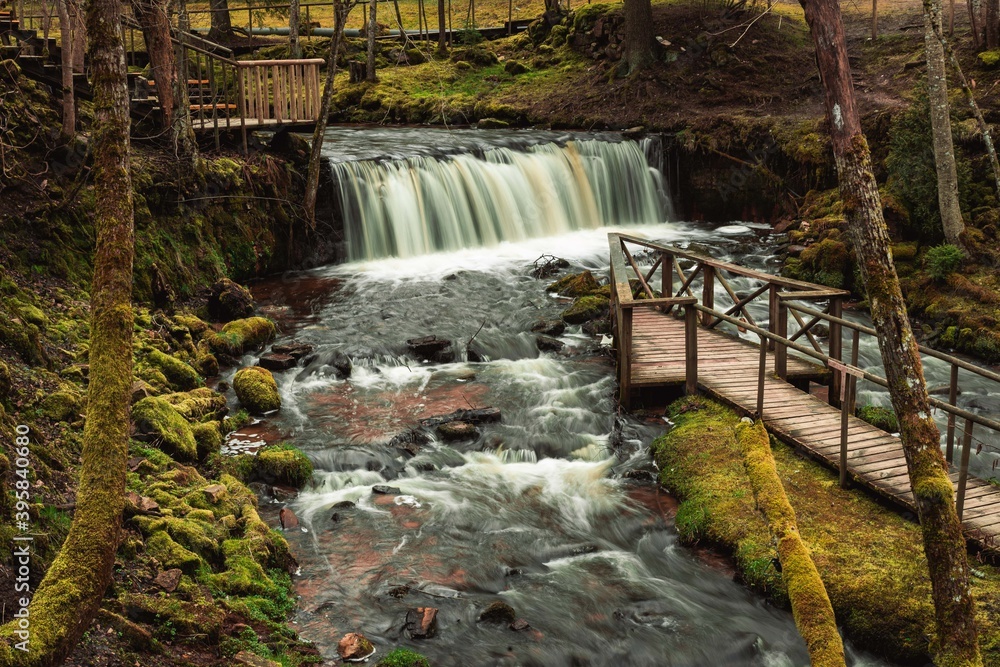 Obraz premium ieriķu dzirnavas ieriku Ieriki water river park autumn cloudy green waterfall wooden trail