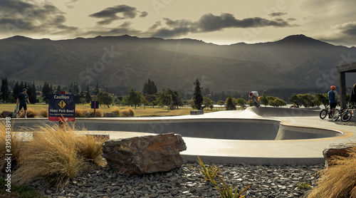 Obraz na płótnie Panoramic view from skaterpark and mountain background from New Zealand, Wanaka, 2019 w salonie