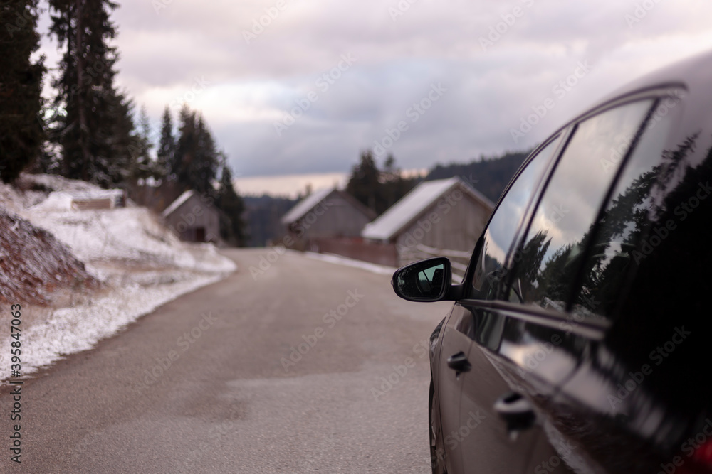 Naklejka premium A modern car on an icy mountain road.