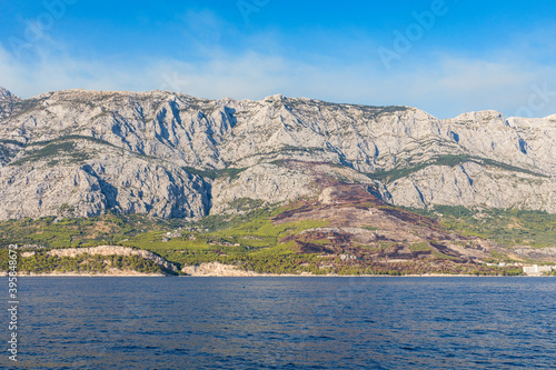 Blick aufs Meer vom Schiff in Kroatien. Welle und Berge mit Rauchwolken am Himmel. Panorama © Studio Wilkos