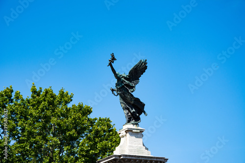 Statue eines Engels an einer Br  cke in Rom  Italien