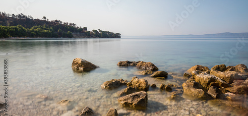 Eine Küste in Kroatien Makarska mit Blick auf blaue Meer. Panoramabild