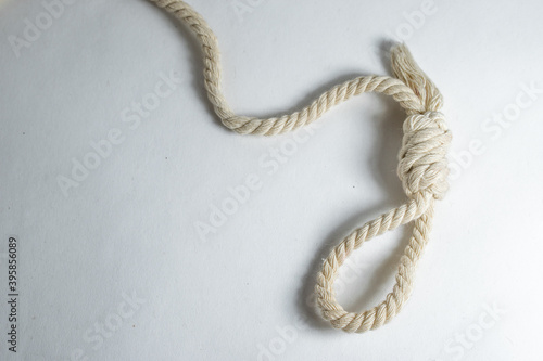 Cuerda con nudo del ahorcado, suicidio