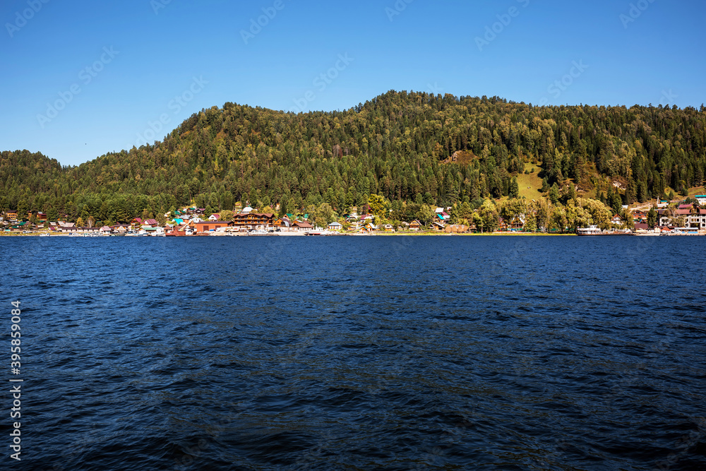 Obraz premium Artybash village on the shore of lake Teletskoye. Altai, Russia
