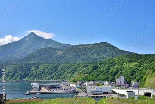 利尻島、鴛泊(おしどまり)の町と港 © rujin