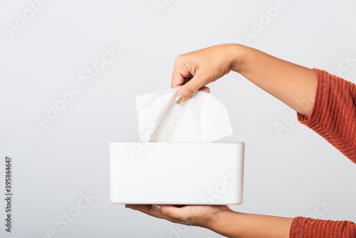 Obraz na plátne Young woman flu she using hand taking pulling white facial tissue out of from a