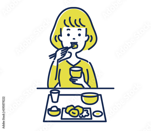 食事をする女性